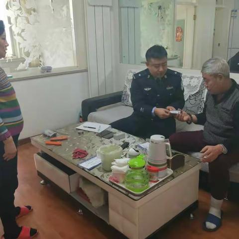 包头市公安局巡特警支队二大队五中队民警智沐洲开展“亮身份、当楼长、保平安、促稳定”工作