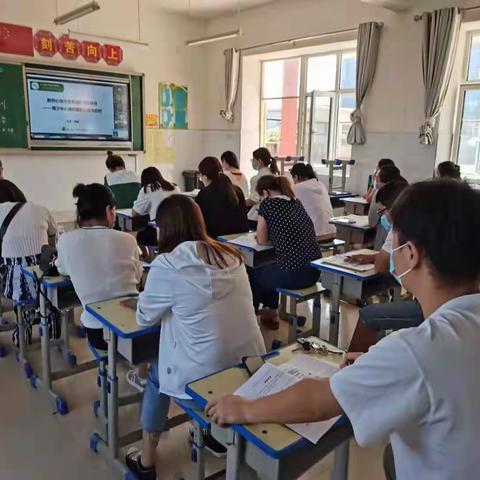 “聆听心灵的声音”于堤小学青少年心理健康培训会