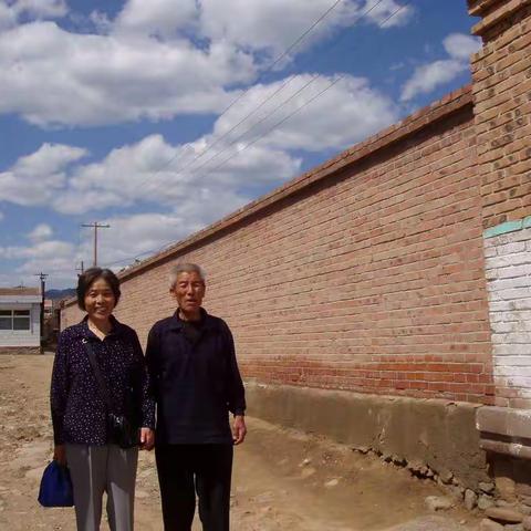 2009年6月10号重返当年河北省宣化县西望山公社南湾大队，右侧为当年的南湾大队大队长劣怀（复转军人）