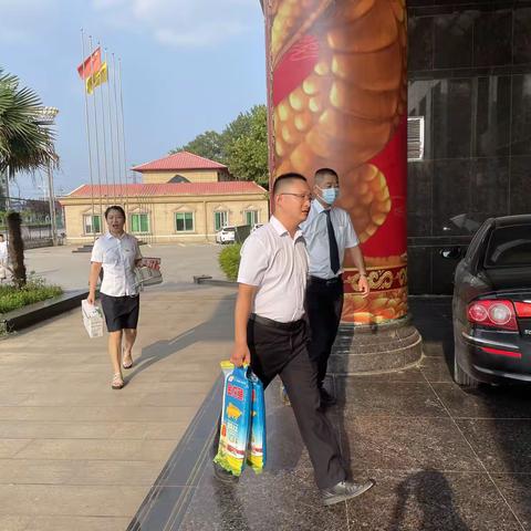 新乡农商银行汇金城支行捐赠退役军人慰问品