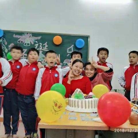 五年级一班所有同学在此祝爸爸妈妈爷爷奶奶圣诞快乐，身体健康，万事如意。