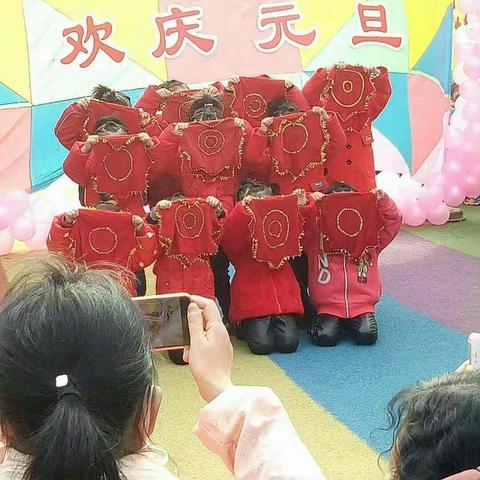 阳光幼儿园庆元旦联欢会！