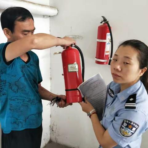 红庙坡派出所社区民警任建民带领辅警到辖区进行消防安全检查