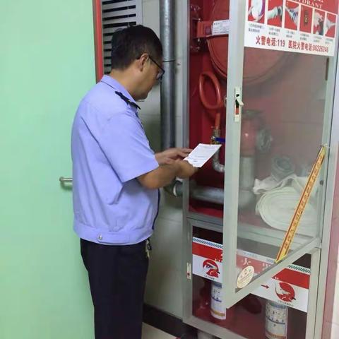 红庙坡派出所社区民警李培栋带领辅警对大兴医院进行检查