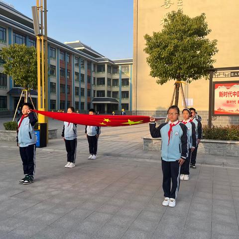 春风送暖女神节 辛勤耕耘展芳华——嵩山路学校第五周升旗仪式