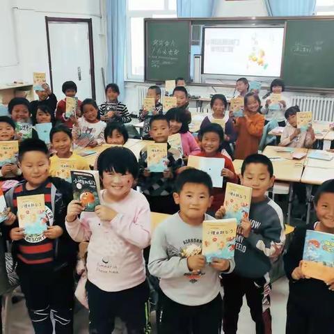 乌兰哈达小学二年级十月读书活动——读书汇报知识竞赛。