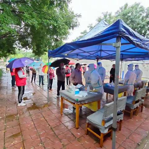 致敬抗疫一线的大白和志愿者们            铁路生活区小广场核酸采集点