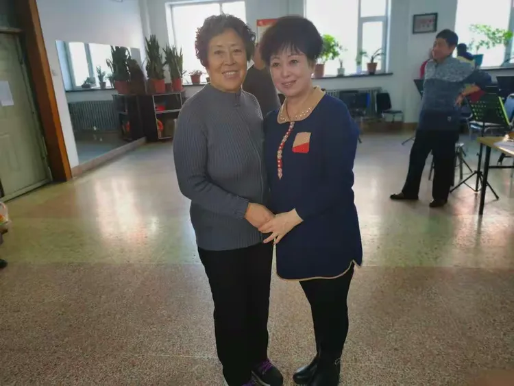 热电评剧团排练和郑桂芳合影