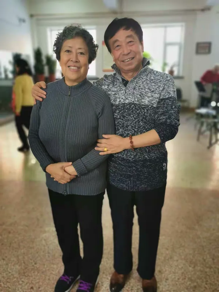 热电评剧团排练和郑桂芳合影