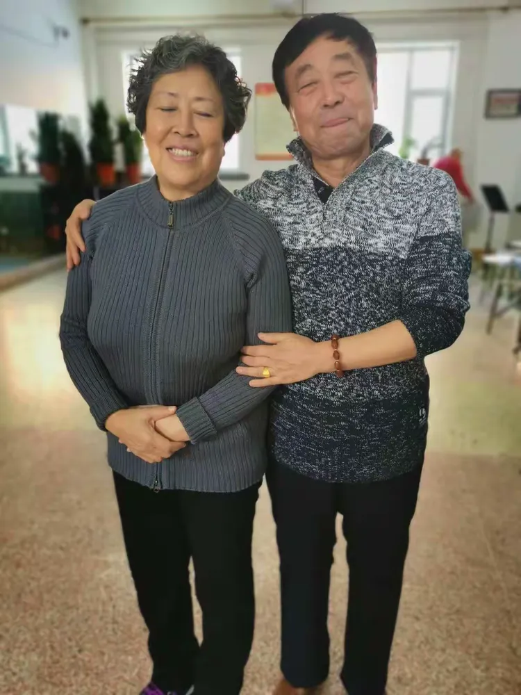 热电评剧团排练和郑桂芳合影