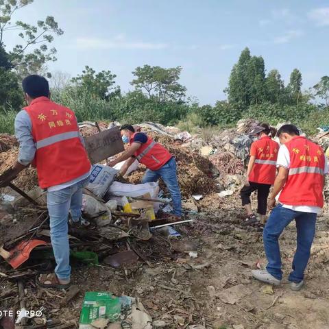 网格员巡查铁路周边环境安全