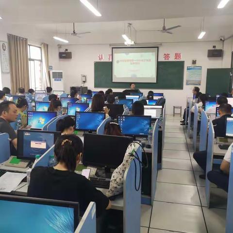 智能“电子班牌”助力打造智慧“双新”示范校园——湾里管理局第一中学开展电子班牌应用培训