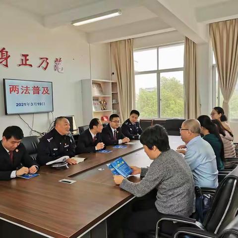 武夷山市人民检察院和武夷山市公安局交警大队到武夷中学开展两法普及宣传活动