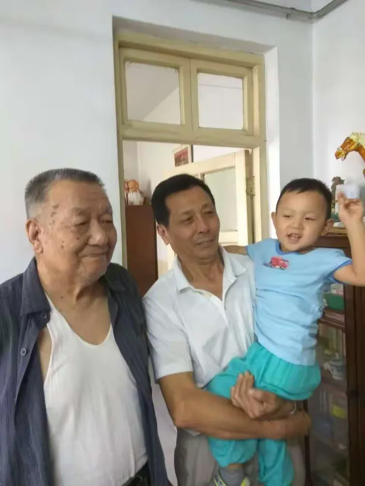 看两个太姥爷看着嘟嘟多高兴啊