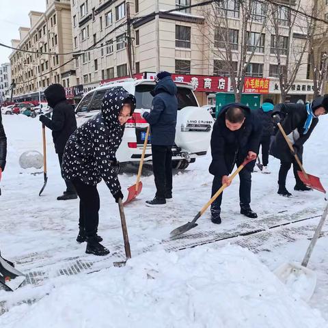 除冰铲雪 情满校园
——密山市第三中学清雪记