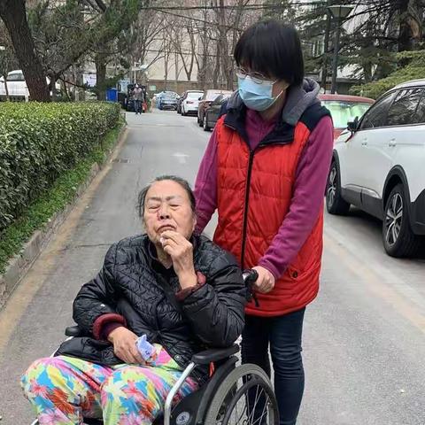合力救助摔倒老人 接力传递社区温情