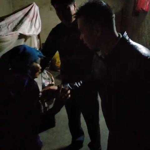 长龙村防寒走访特困、低保、困难群众