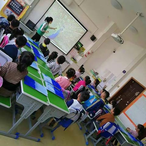 欢乐树果果四班一起制作美丽的孔雀喽