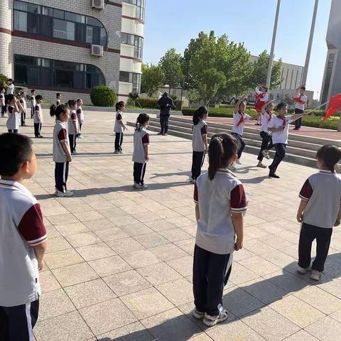 “喜迎二十大，争做好队员”东营市海河小学一年级分批入队仪式