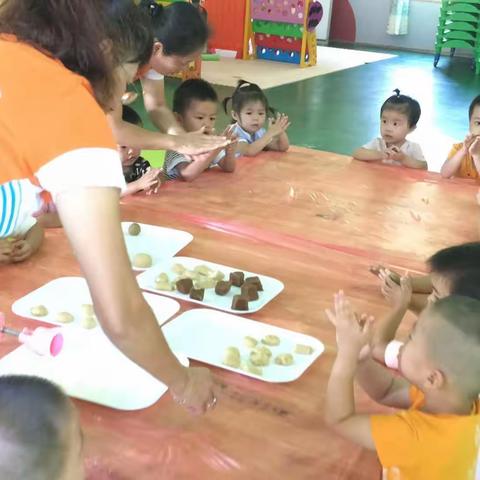 豆豆班宝贝们童真童趣手工制作月饼迎中秋。