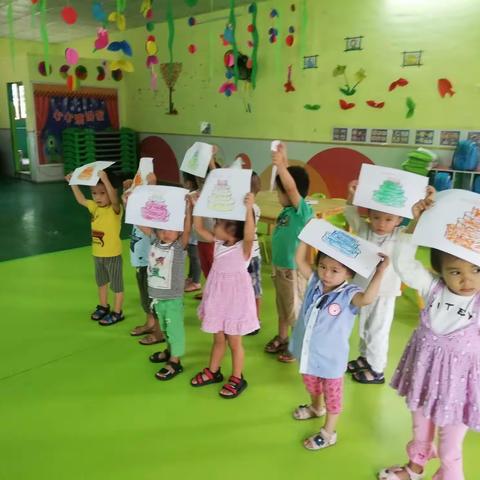 豆豆班的宝贝们给蛋糕涂色迎国庆，庆贺祖国妈妈69岁生日。