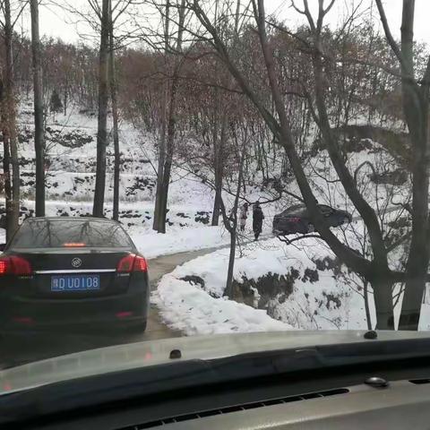 冬日严寒，爱暖人心！鲁山县科技局为贫困户送去棉被和大衣，抵御严冬！