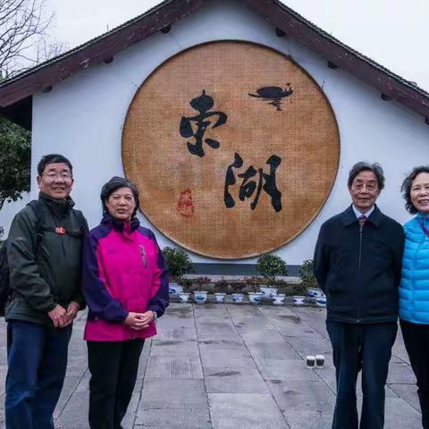 忆江南，最忆是绍兴东湖。臭不怕，怕不臭，闻闻臭吃吃香的绍兴步行街上排队"闻臭"。