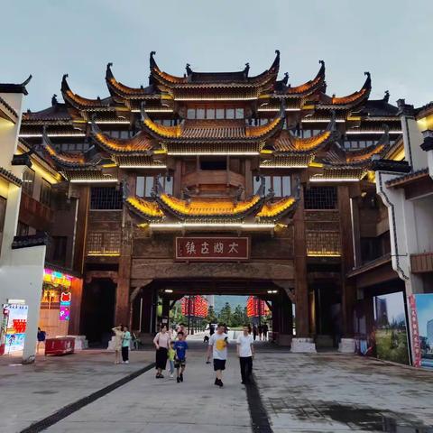 在湖州看美丽的中国，在太湖行摄典型的古镇---龙之梦太湖古镇夜景掠影。