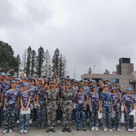 汗水浸湿的迷彩——马相伯高中高一14班军训风采