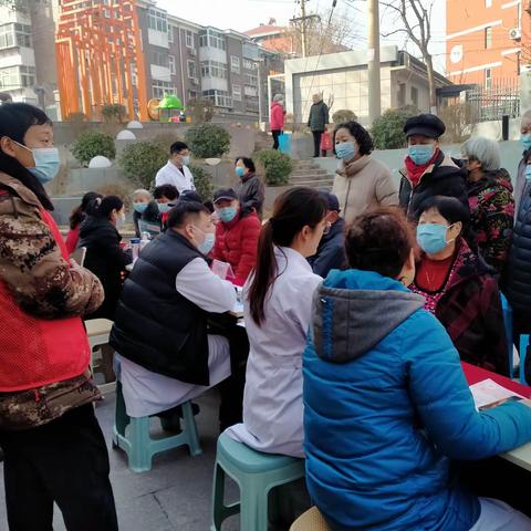 建西三社区退役军人服务站在“雷锋日”来临之际，邀请河北工程大学附属医院组织了“幸福天天来敲门”义诊活动