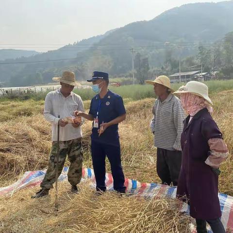 田间地头讲安全       不忘“一线”学防火