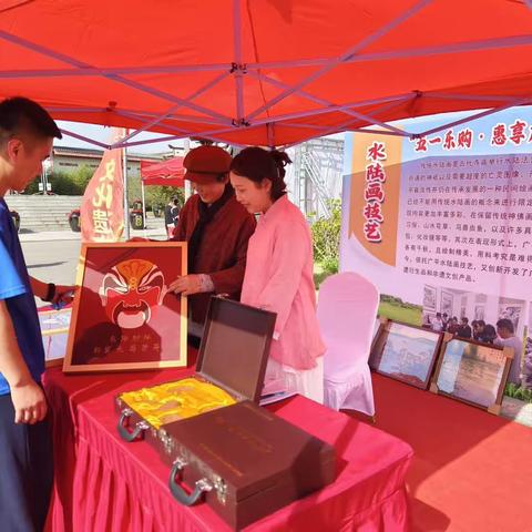 张贞美在广平“赵王印象城”景区向大家介绍本地特色文化水陆画及相关文化产品