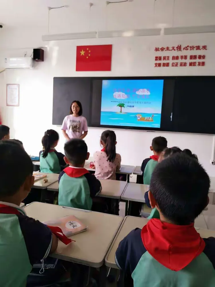 杨村煤矿中学开展"国庆假期 预防溺水"主题班会