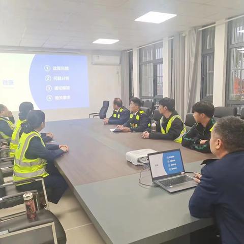 鲁河收费站召开“强化绿通政策学习”会议