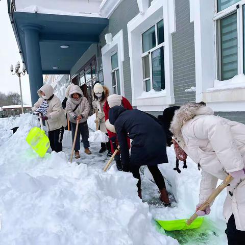 “瑞雪如约至，扫雪暖人心”——高一学年全体教师清雪行动