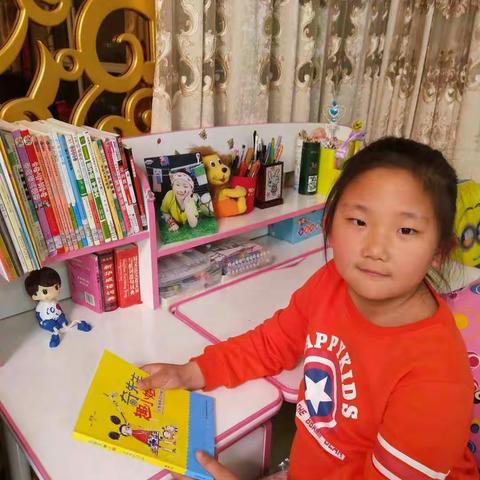 “浸润浓浓书香争做美美师生”九台区第二实验小学第一届读书节系列活动世界读书日“晒晒我的小书桌”