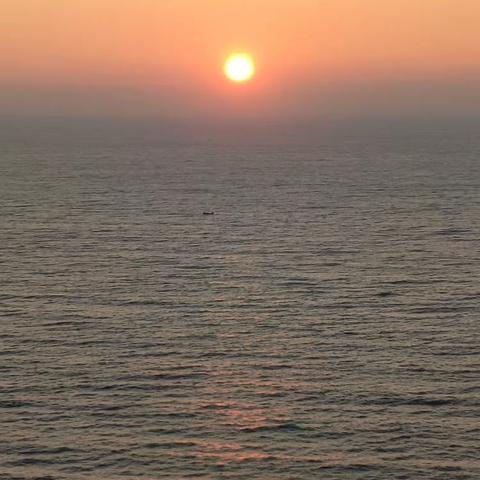 七绝鼎龙湾观日出