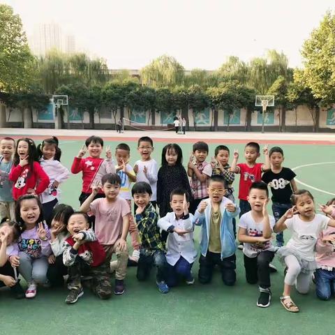 激情活跃，勇攀高峰，看我三班，锐不可当。