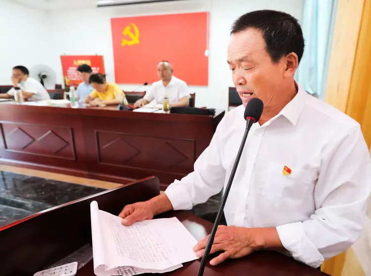 党员代表邓迟生同志代表交流发言。