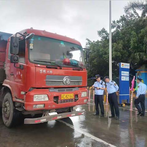 澄迈县综合执法局王山副局长深入货运源头企业开展交通运输执法督查工作