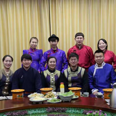 2019年正月十三在伊旗金鹭伊蜜尔酒店乌拉，包音那，胡斯乐，珠那，胡日娃邀请团圆留影