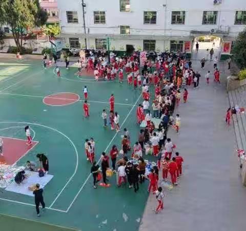 【上杭县实验小学四年级七班】“学雷锋，献爱心！”校园爱心义卖活动