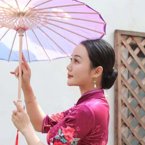 一枝红艳露凝香