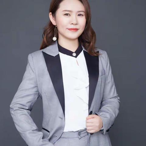 自信的女人最好命，看她如何从房姐变成职场精英！