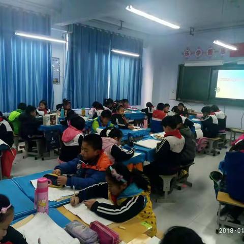 我们三年级2班小组学习进行中