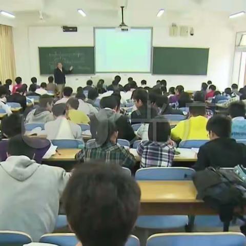 老年大学志愿服务者在红叶颐馨园日间照料中心——智能手机培训学习