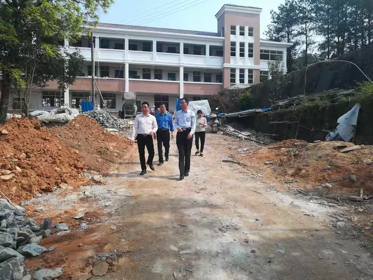 大吉山钨业有限公司对大吉山中学进行无偿援助