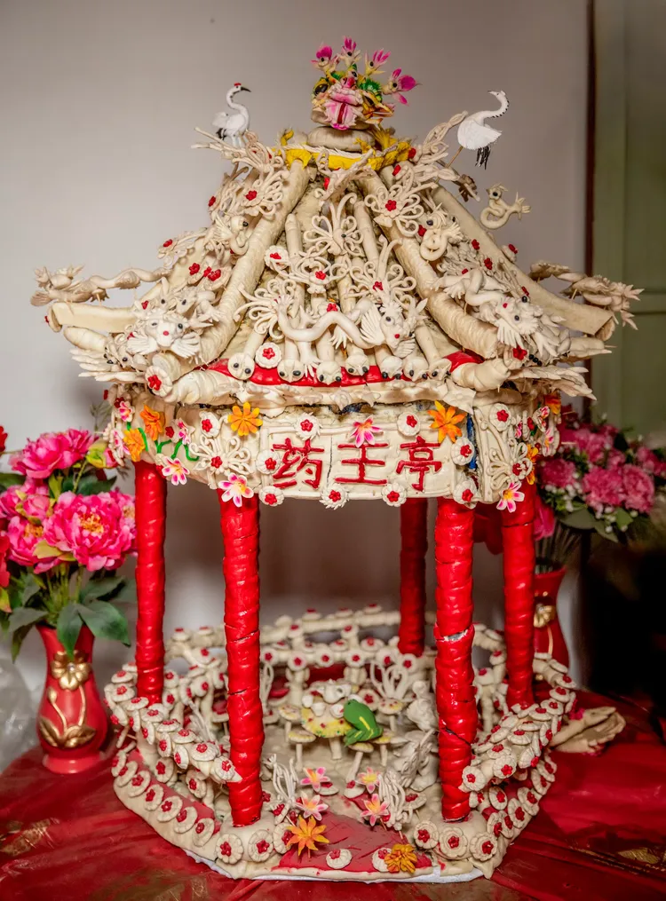 阿寿村,送花馍的场景热闹而温馨,村民们提前几天就做好了准备