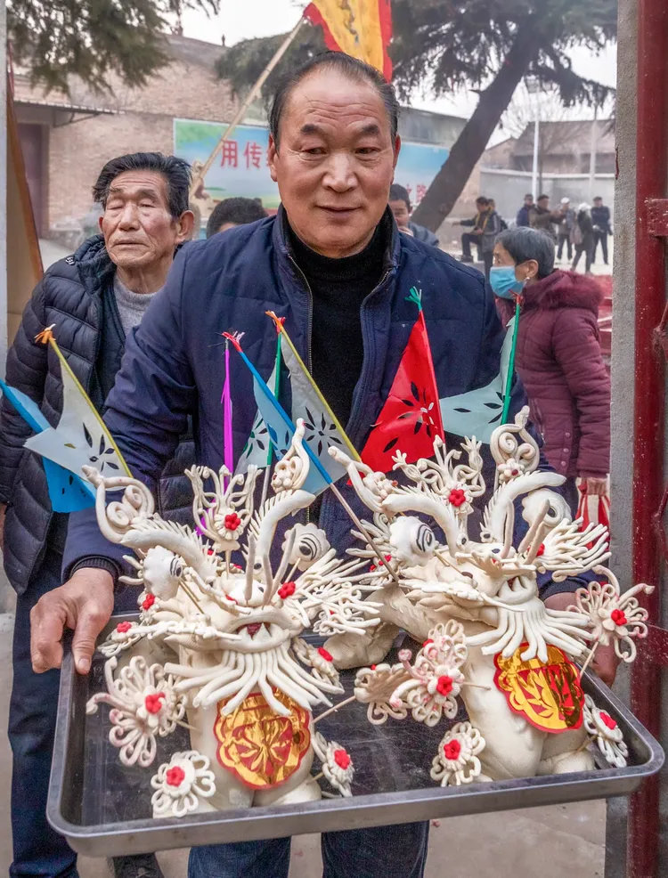 阿寿村花馍制作非遗传承人八十多岁的大娘,非遗传承人,仍在做剪纸手工