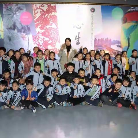参观育才行知小学“童心生花”艺术展——陈泓多